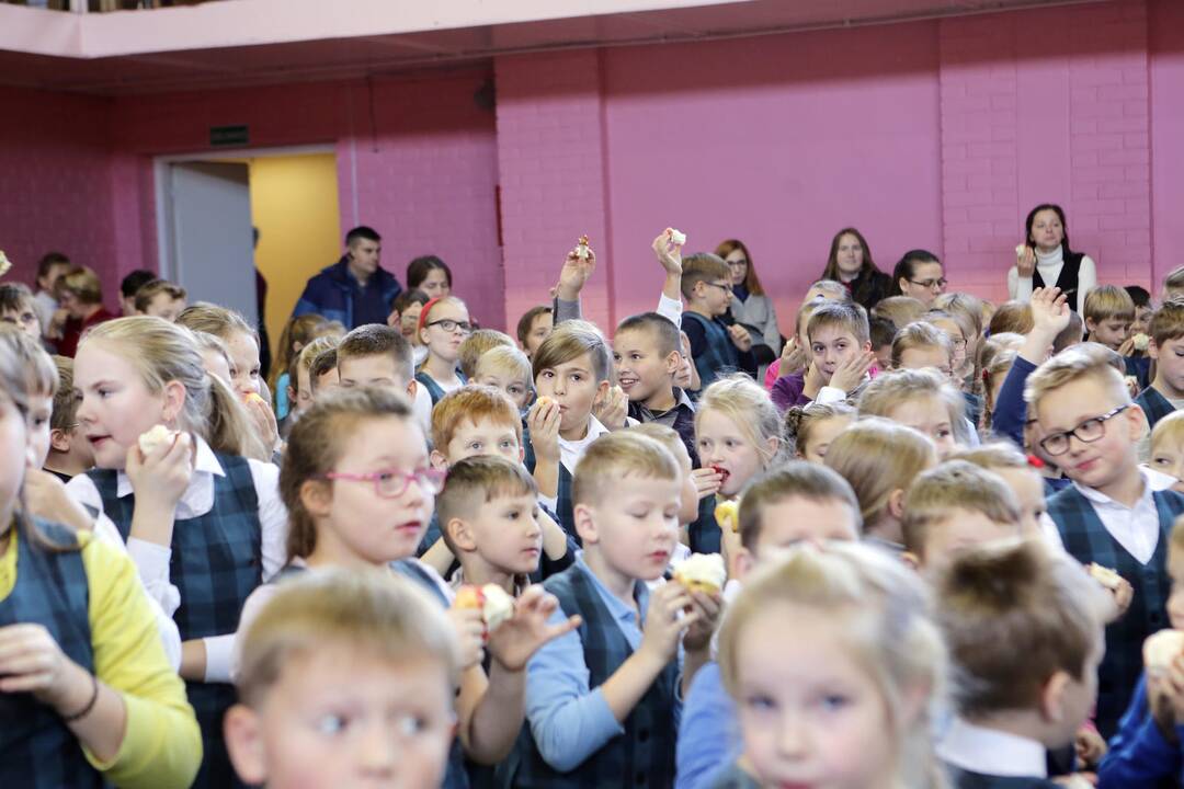 Mokiniai siekė pagerinti obuolių valgymo rekordą