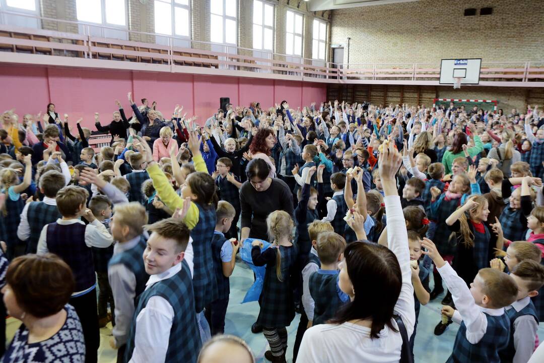 Mokiniai siekė pagerinti obuolių valgymo rekordą