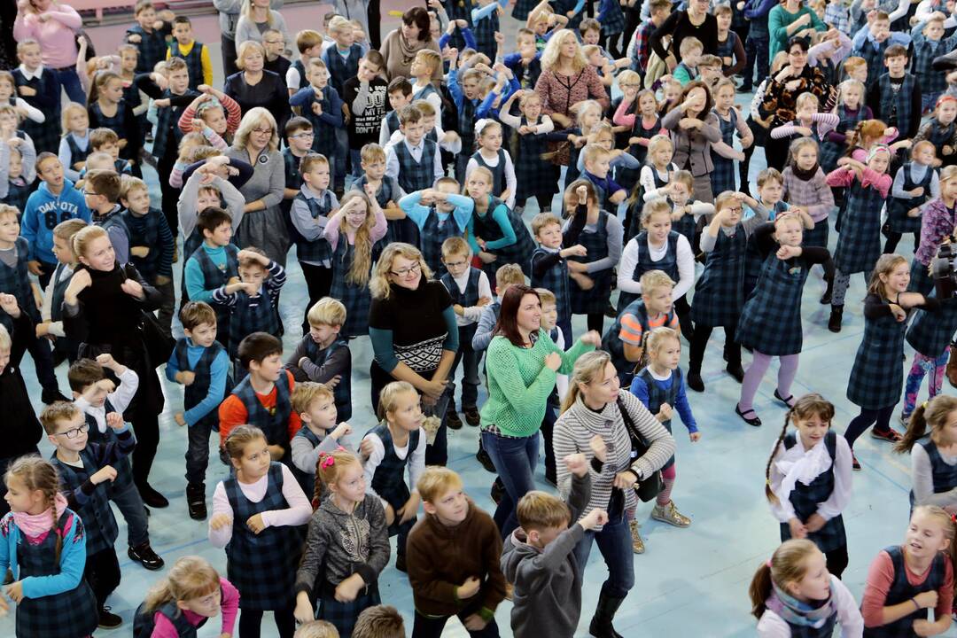 Mokiniai siekė pagerinti obuolių valgymo rekordą