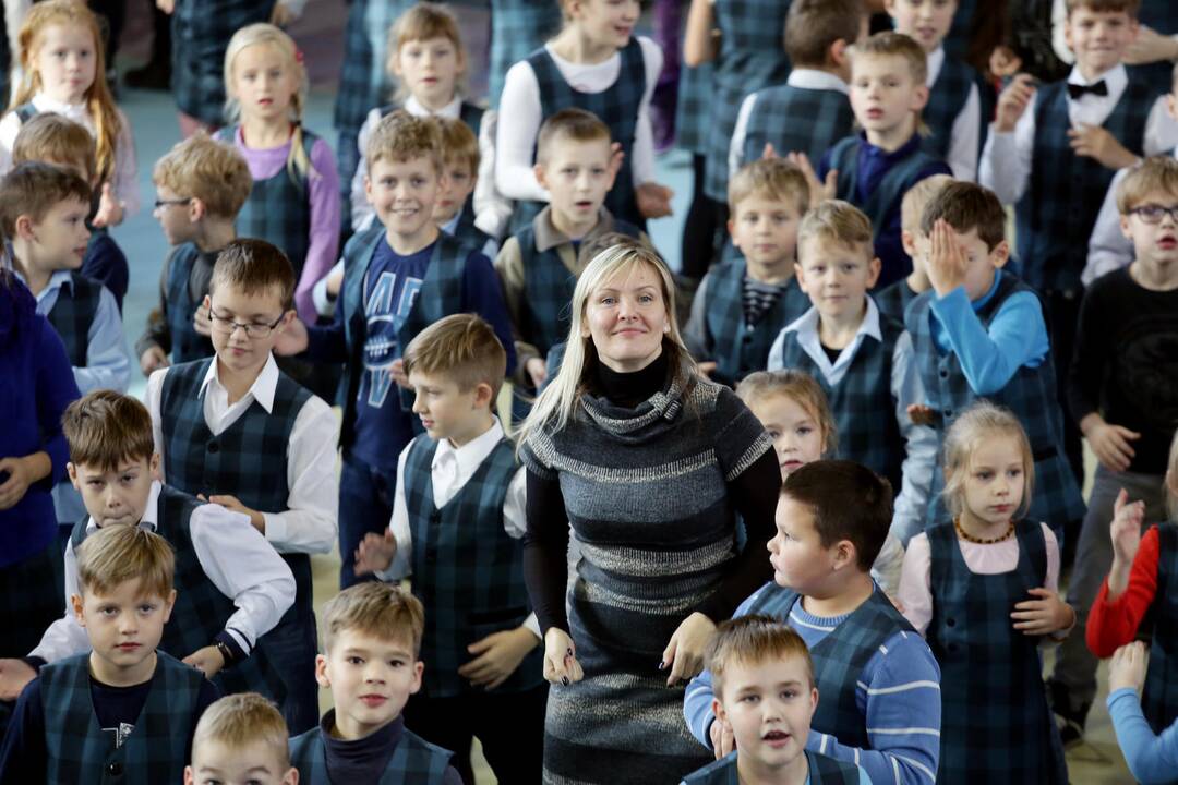 Mokiniai siekė pagerinti obuolių valgymo rekordą