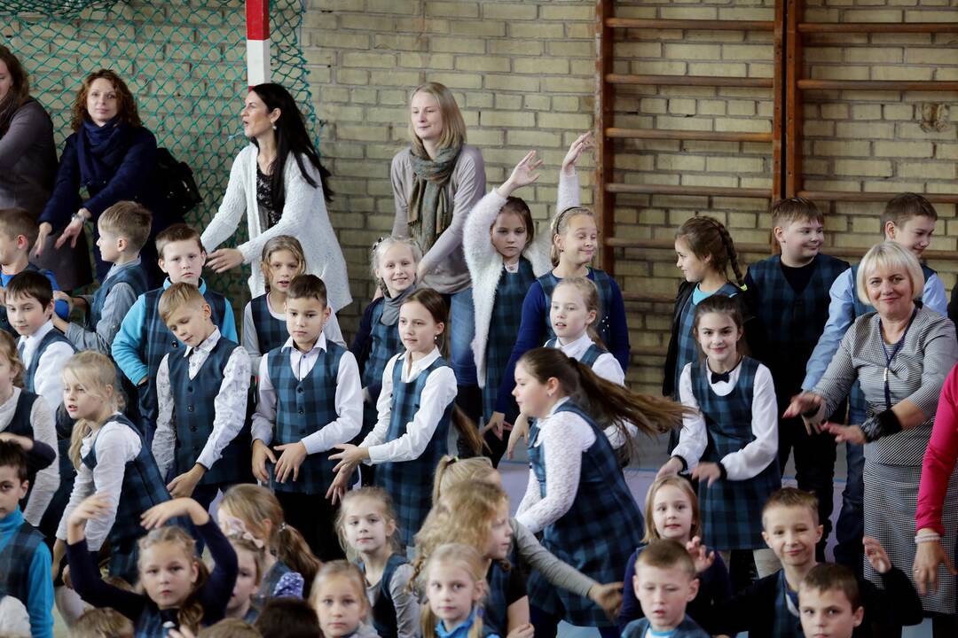 Mokiniai siekė pagerinti obuolių valgymo rekordą