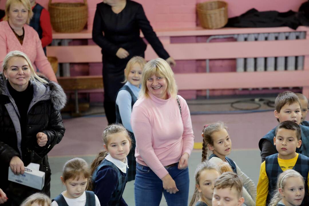 Mokiniai siekė pagerinti obuolių valgymo rekordą