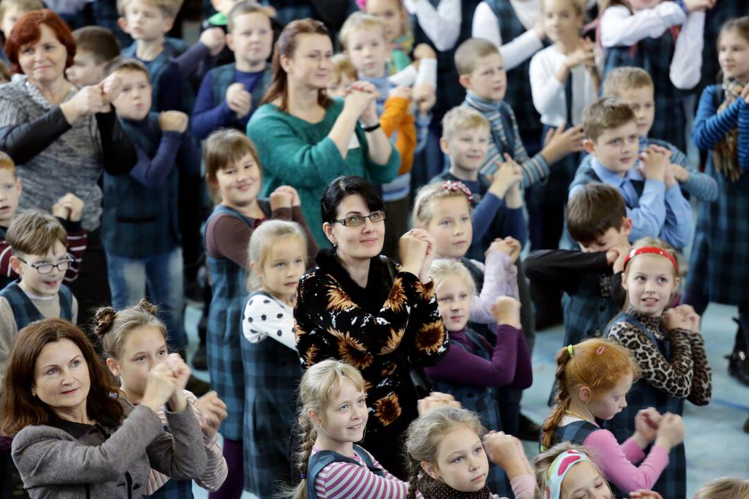 Mokiniai siekė pagerinti obuolių valgymo rekordą