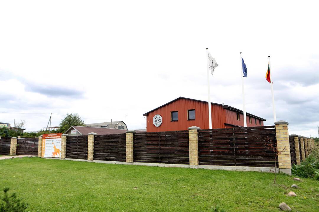 Meras lankėsi gyvūnų priežiūros centre