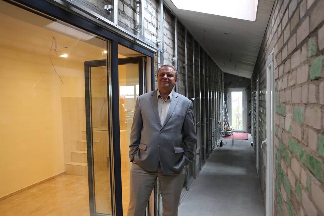 Meras lankėsi gyvūnų priežiūros centre