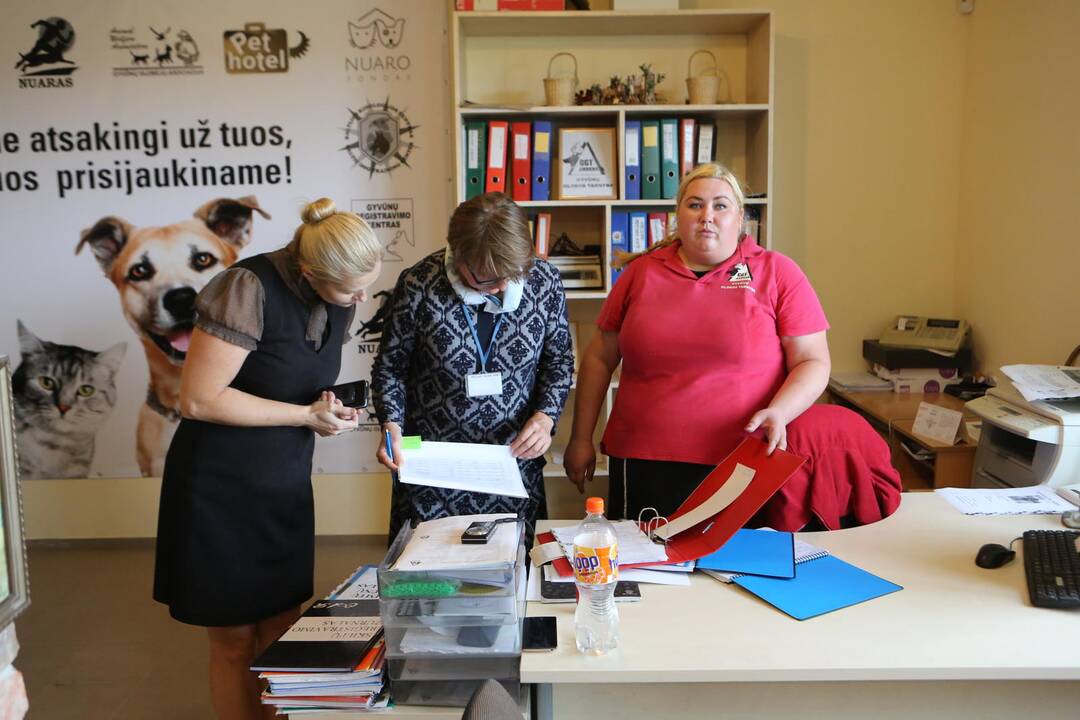 Meras lankėsi gyvūnų priežiūros centre