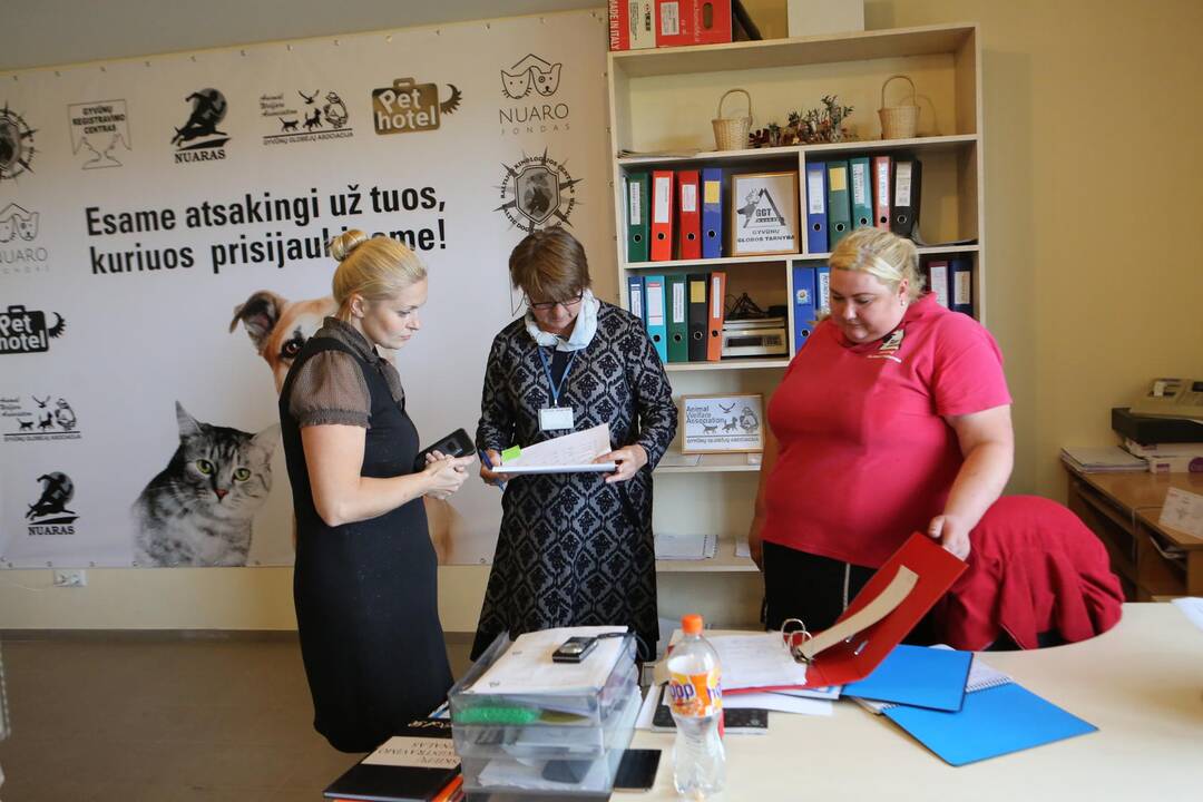 Meras lankėsi gyvūnų priežiūros centre