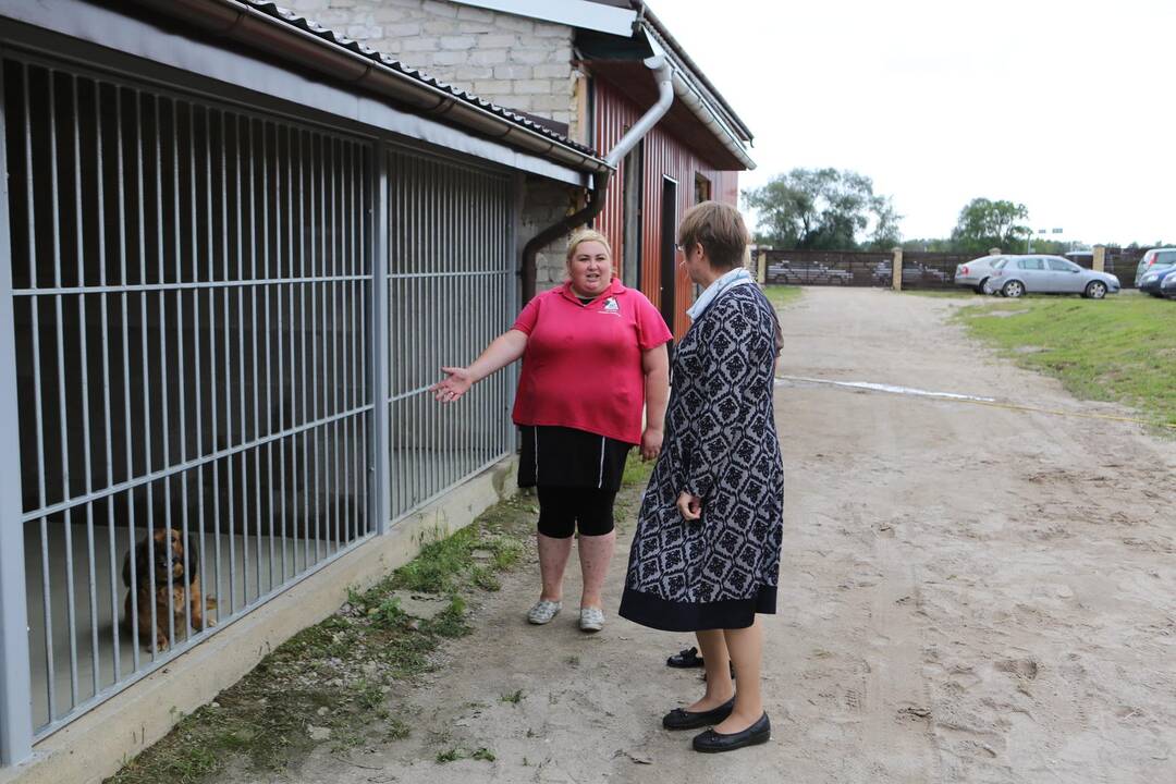 Meras lankėsi gyvūnų priežiūros centre