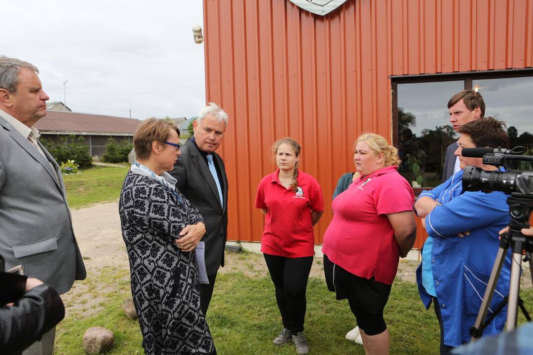 Meras lankėsi gyvūnų priežiūros centre