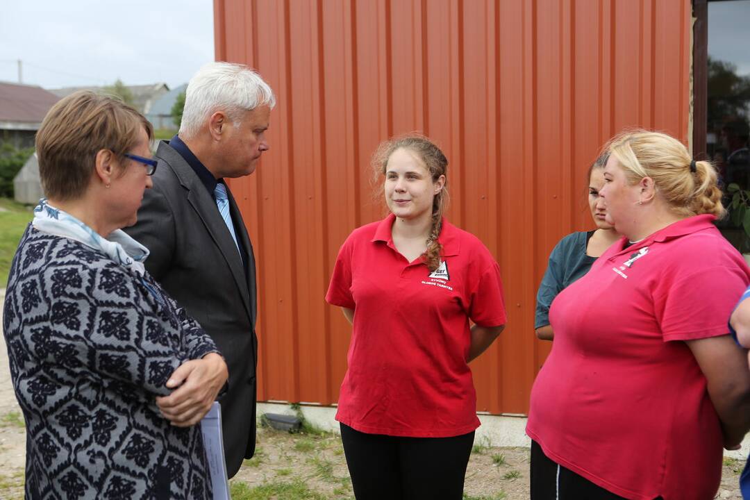 Meras lankėsi gyvūnų priežiūros centre