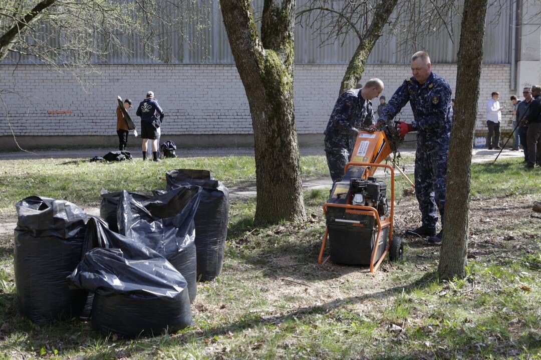 Uostamiestyje JAV kariai tvarkė aplinką