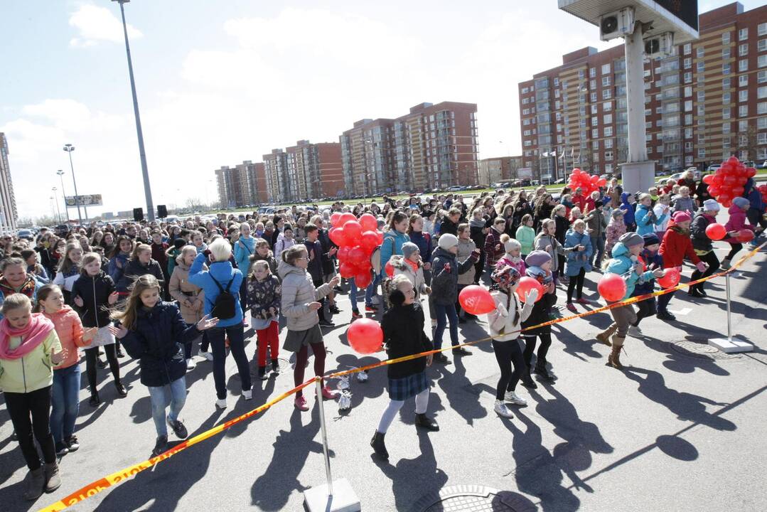 400 Klaipėdos mokinių šoko bendrą Draugystės šokį