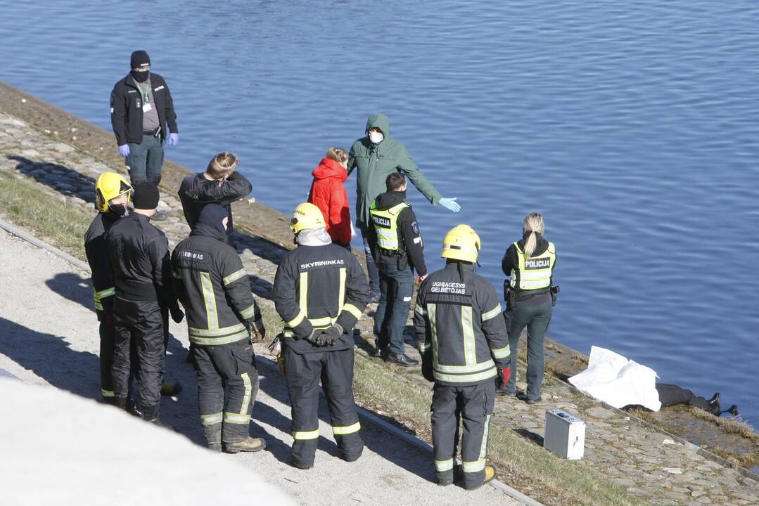 Klaipėdoje praeivis pastebėjo tvenkinyje plūduriuojantį skenduolį