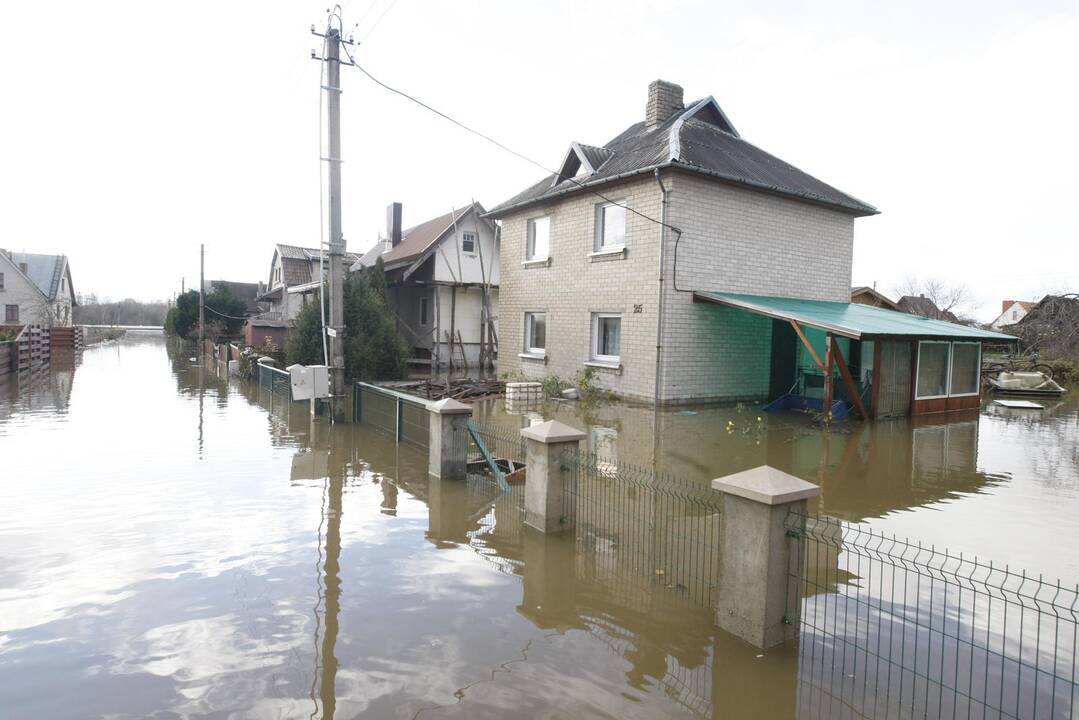 Purmaliuose vanduo tuoj sieks namų stogus