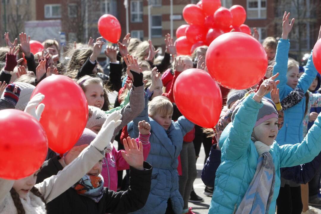 400 Klaipėdos mokinių šoko bendrą Draugystės šokį