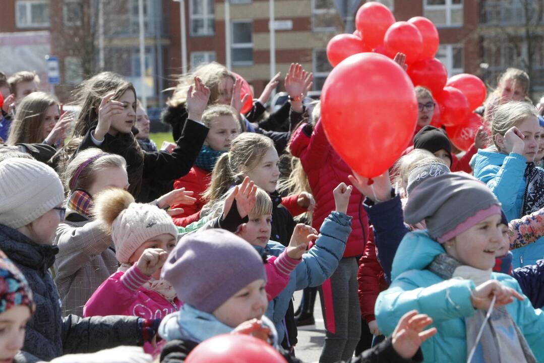 400 Klaipėdos mokinių šoko bendrą Draugystės šokį