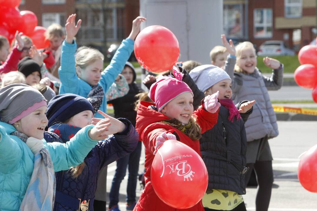 400 Klaipėdos mokinių šoko bendrą Draugystės šokį