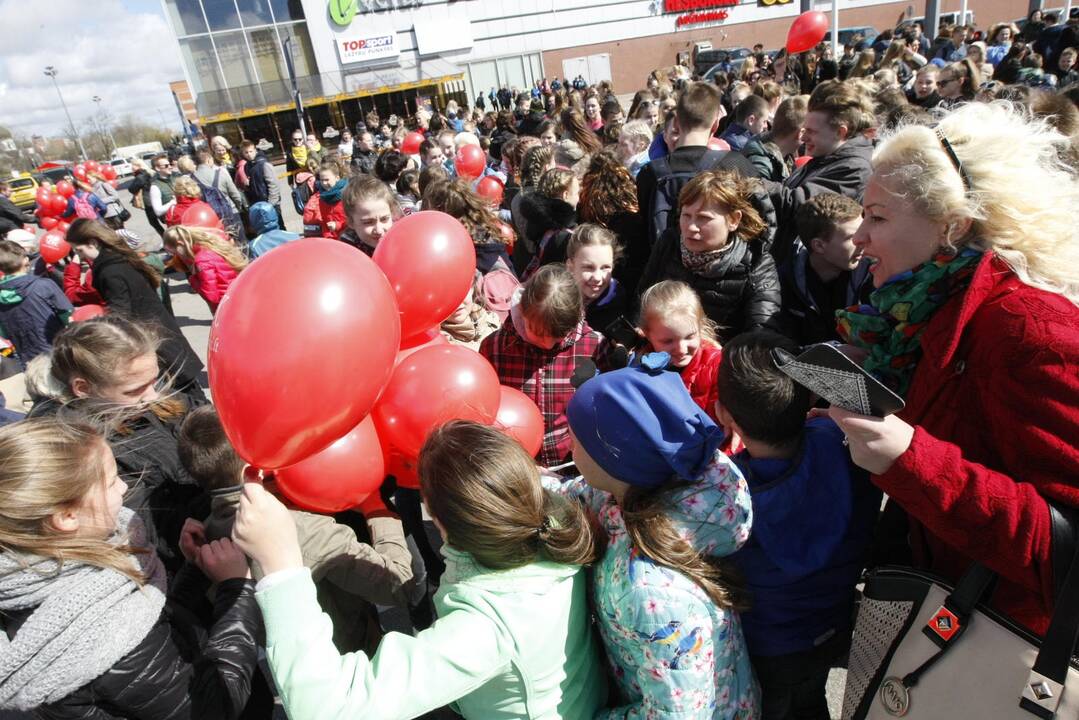 400 Klaipėdos mokinių šoko bendrą Draugystės šokį