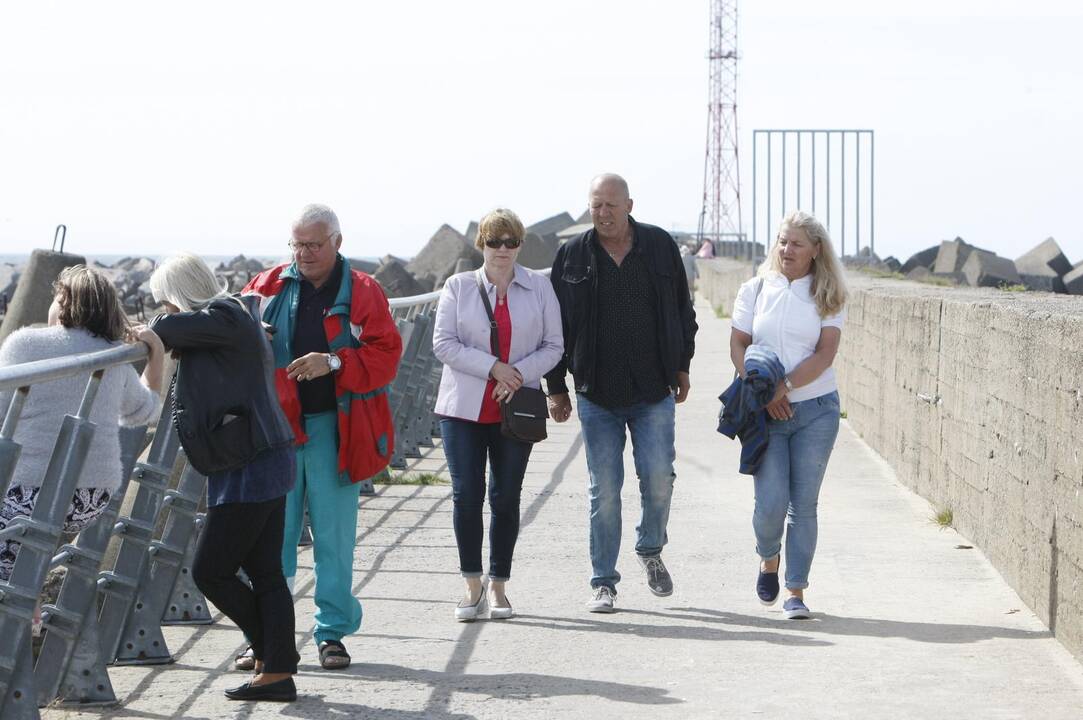 Sekmadienį pavakarį klaipėdiečiai laiką leido prie jūros