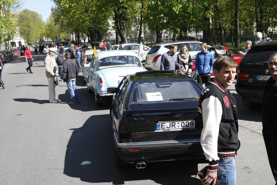 Senovinių automobilių paradas 