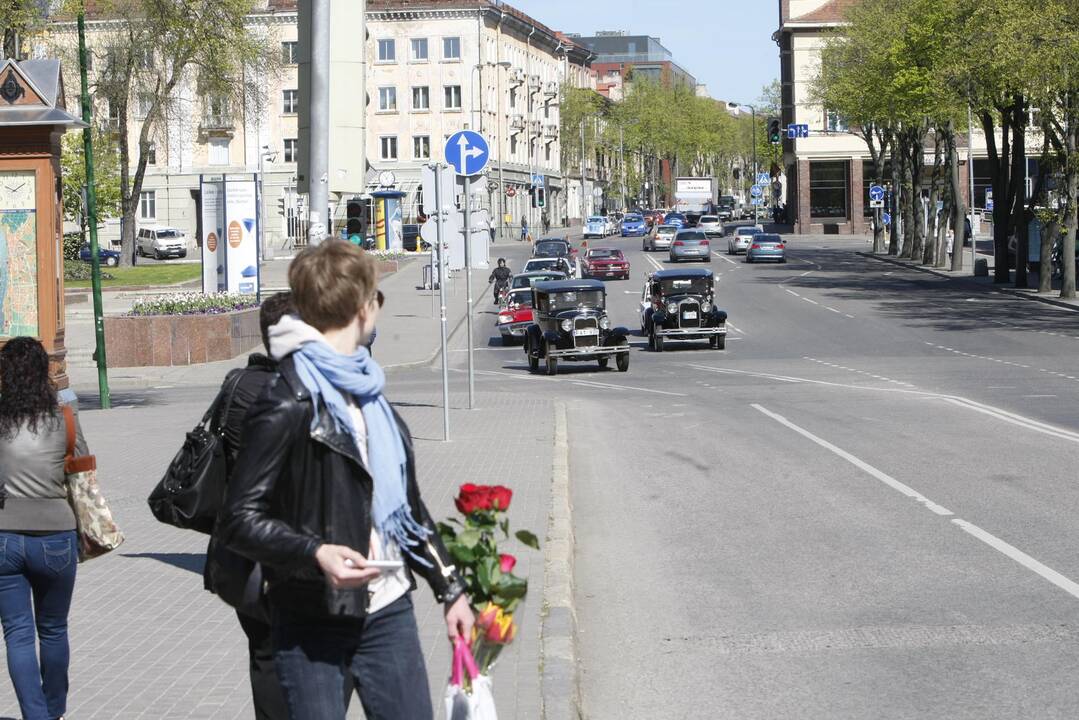 Senovinių automobilių paradas 