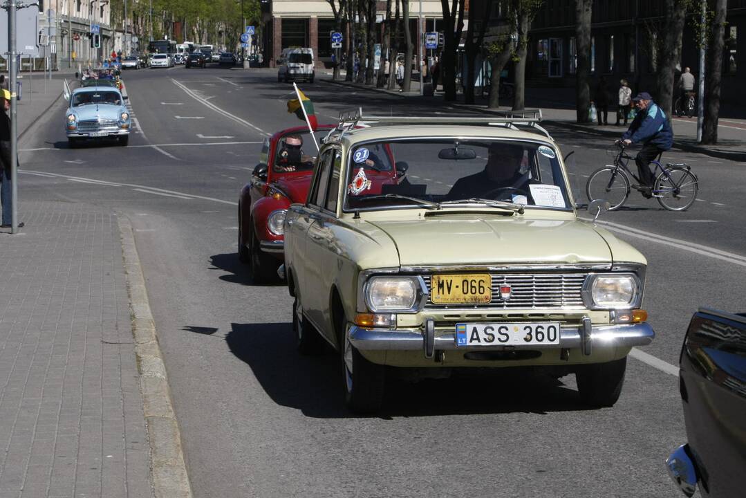 Senovinių automobilių paradas 