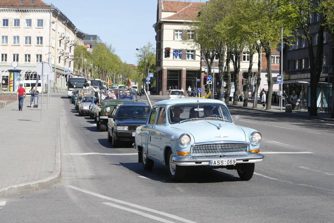 Senovinių automobilių paradas 