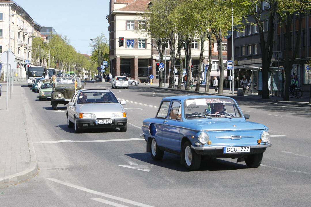 Senovinių automobilių paradas 