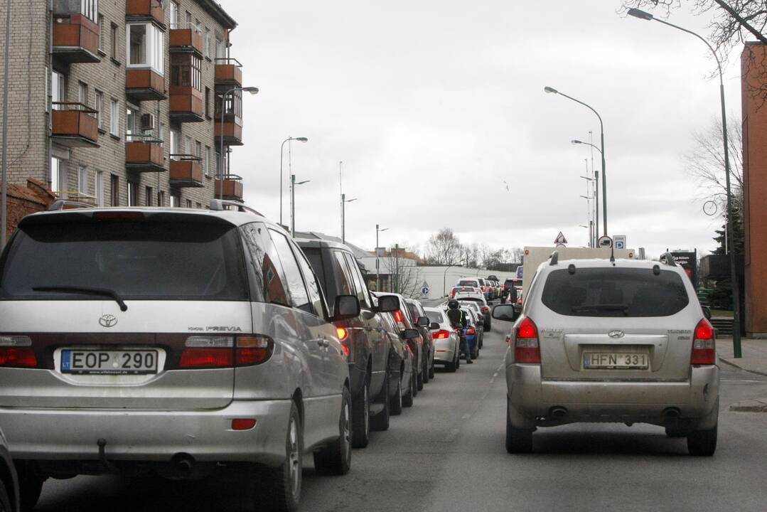Automobilių spūstys Pilies gatvėje