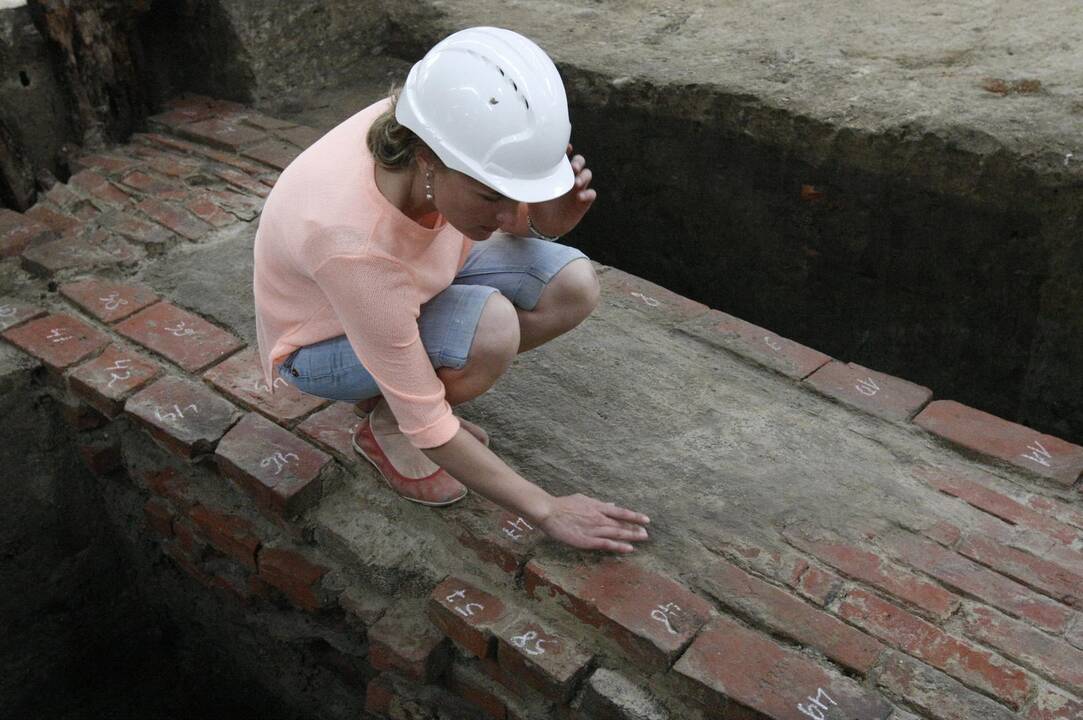 Uostamiesčio archeologus nudžiugino atradimai istoriniame silkių sandėlyje 