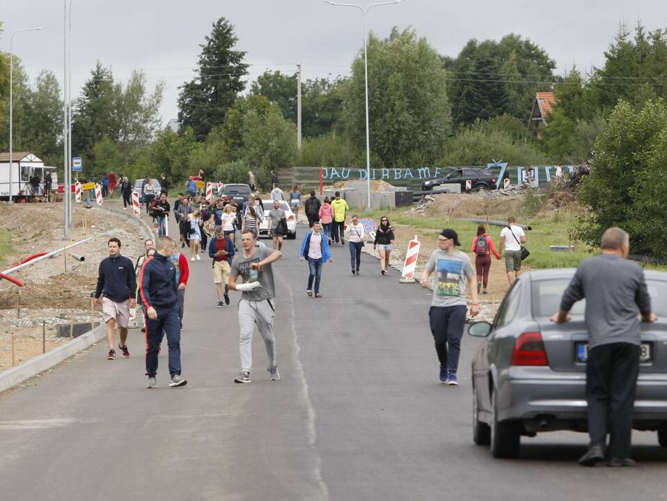 Į Karklės festivalį toliau plūsta žmonės