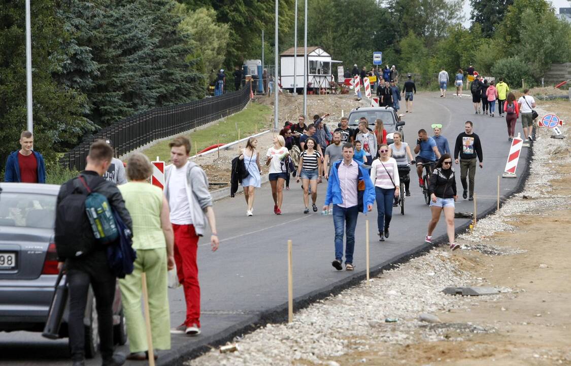 Į Karklės festivalį toliau plūsta žmonės