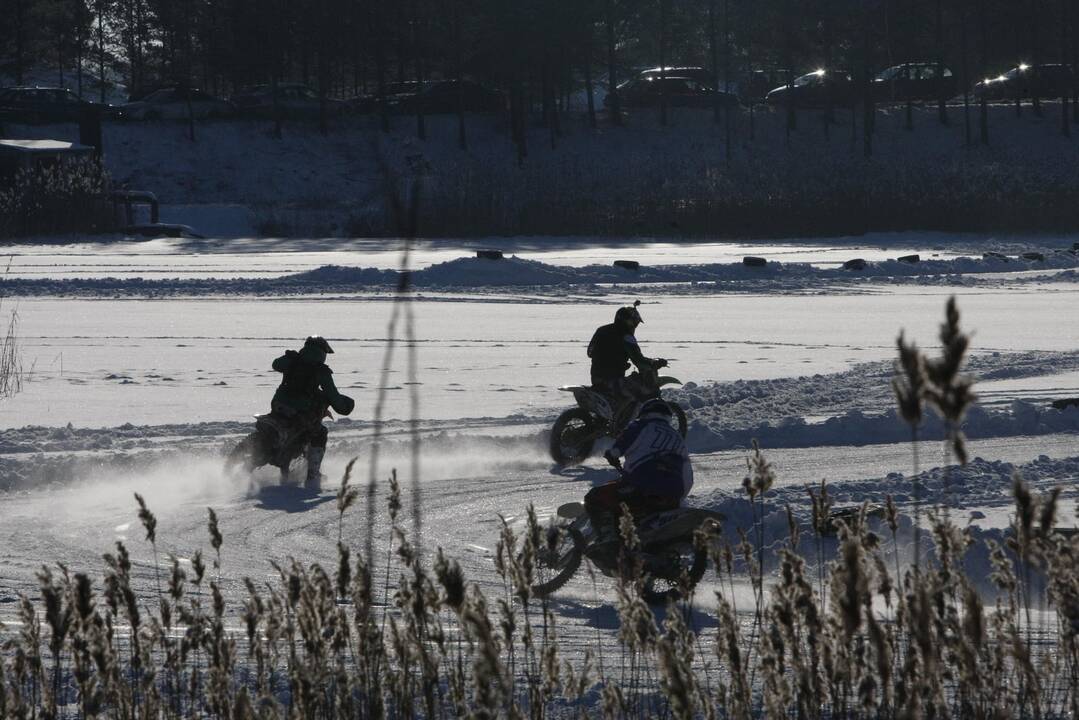 Adrenalino kupinos auto-moto žiemos varžybos