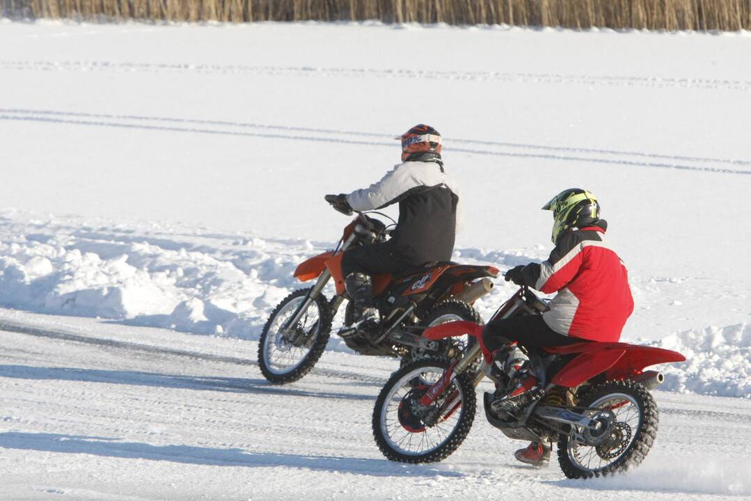 Adrenalino kupinos auto-moto žiemos varžybos