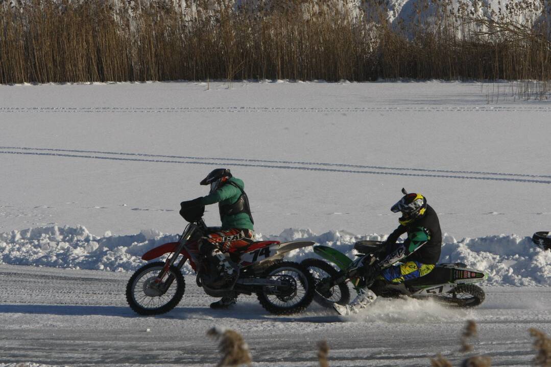 Adrenalino kupinos auto-moto žiemos varžybos