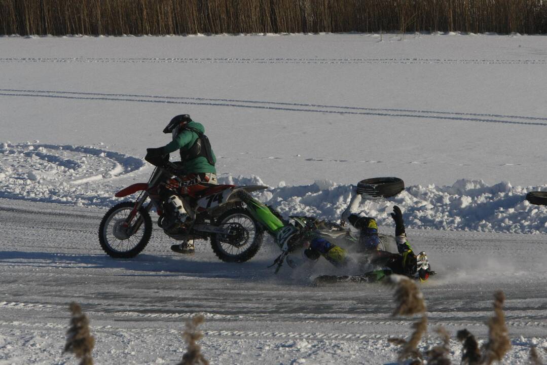 Adrenalino kupinos auto-moto žiemos varžybos