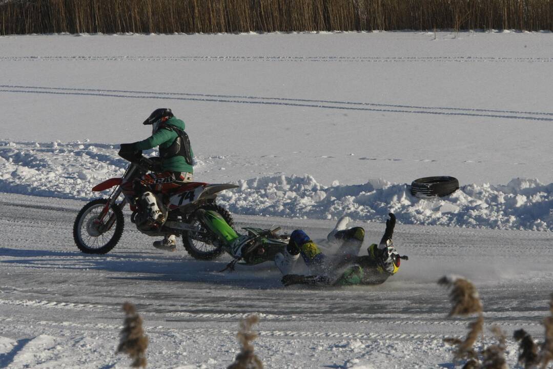 Adrenalino kupinos auto-moto žiemos varžybos