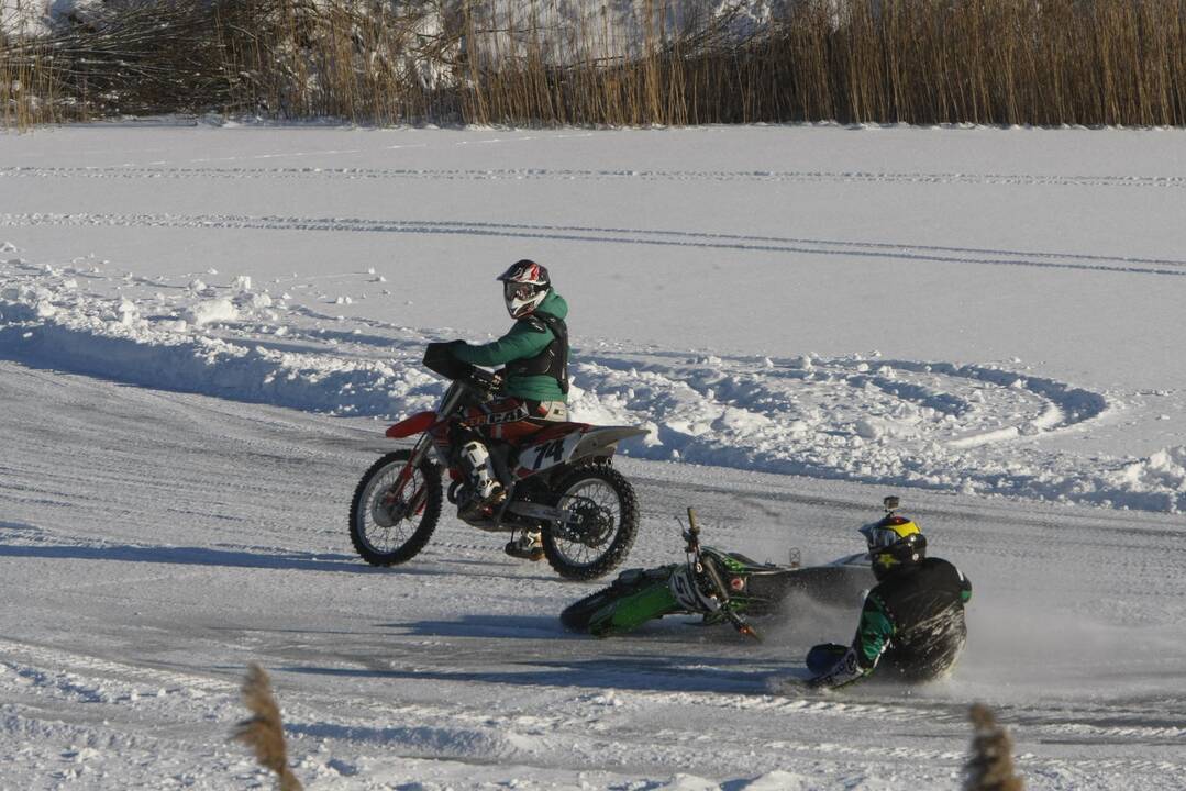 Adrenalino kupinos auto-moto žiemos varžybos