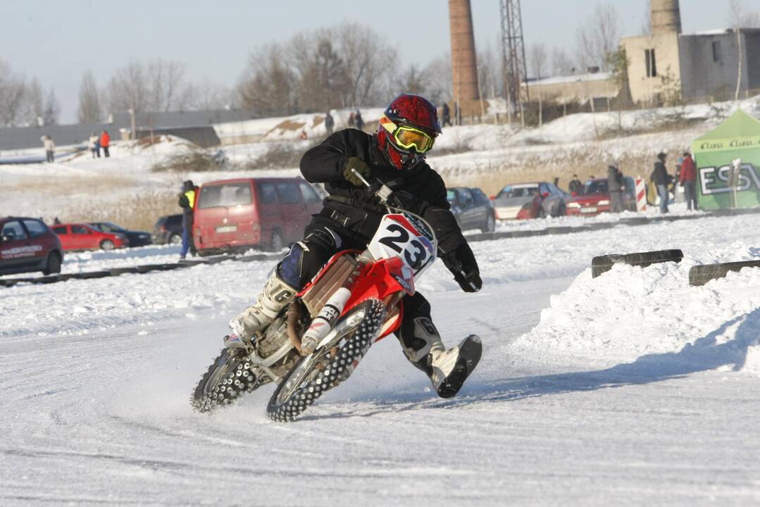 Adrenalino kupinos auto-moto žiemos varžybos