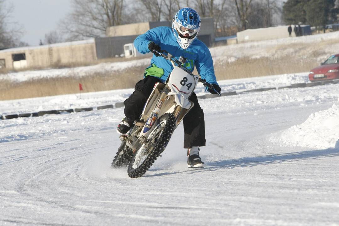 Adrenalino kupinos auto-moto žiemos varžybos