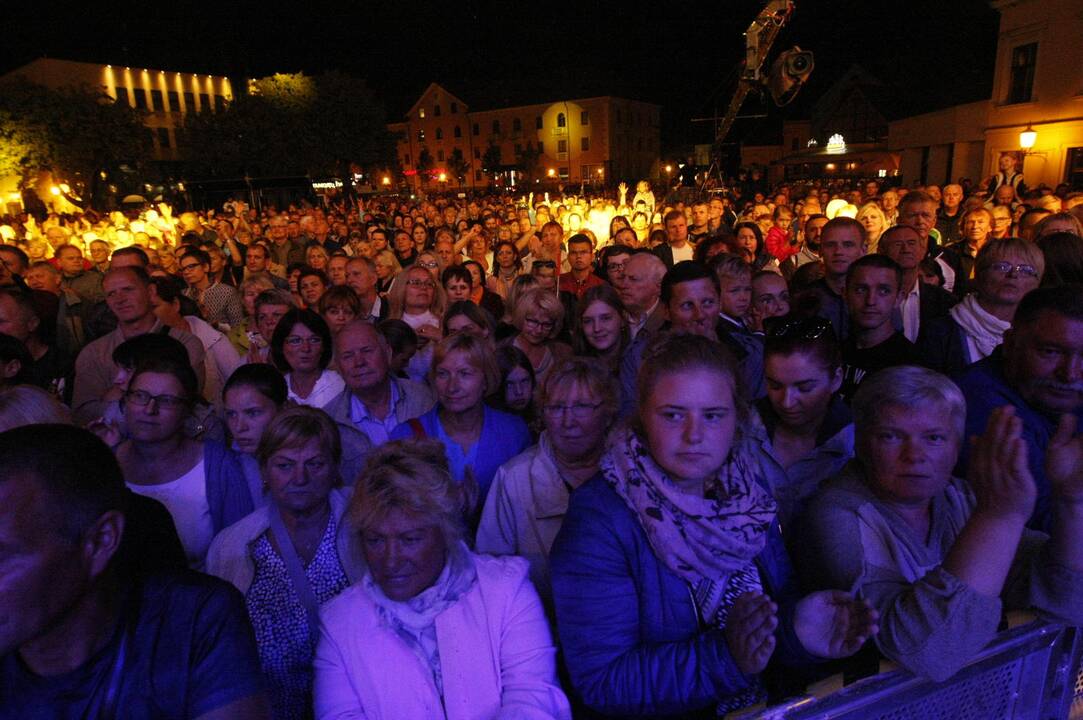 Naujai suskambėjusios dainos išjudino ir jaunimą, ir senjorus