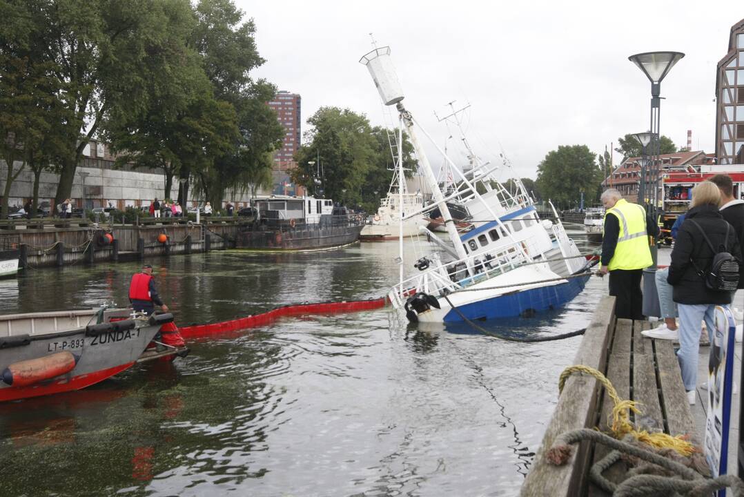 Incidentas Danės upėje: vėl skęsta senas laivas