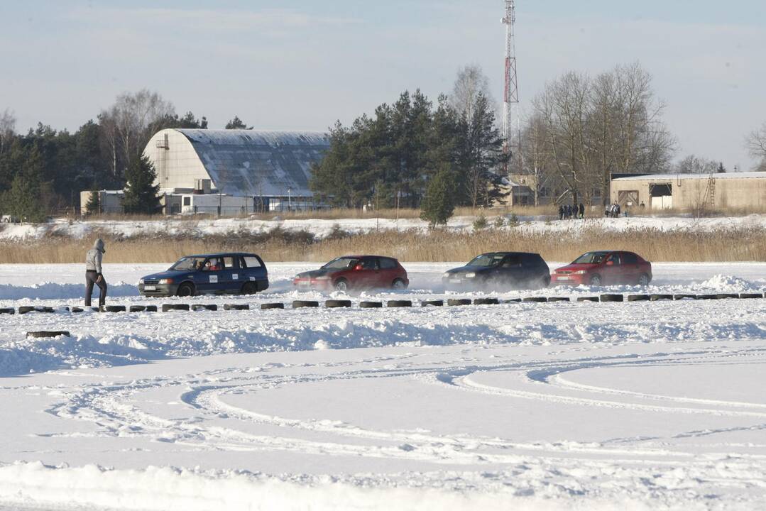 Adrenalino kupinos auto-moto žiemos varžybos