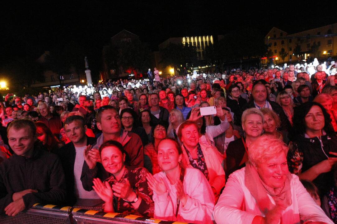 Naujai suskambėjusios dainos išjudino ir jaunimą, ir senjorus