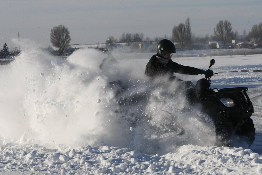 Adrenalino kupinos auto-moto žiemos varžybos