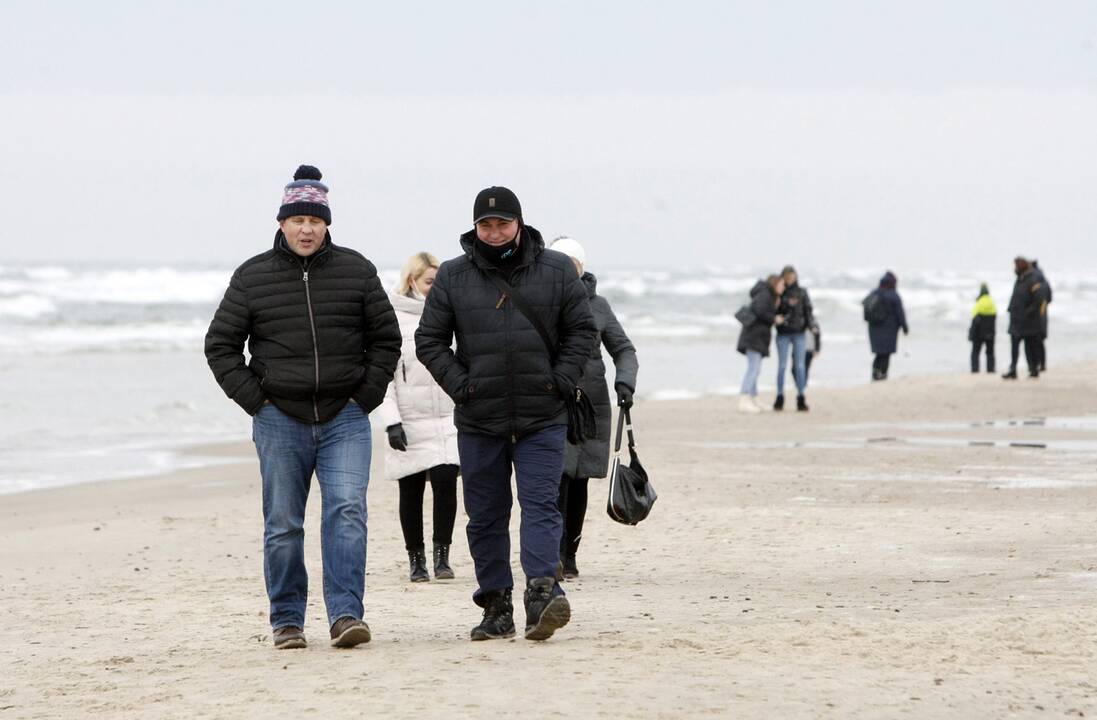 Pajūryje – žmonių kaip vasarą: gaiviu oru mėgavosi tūkstančiai gyventojų