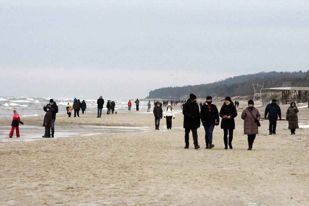 Pajūryje – žmonių kaip vasarą: gaiviu oru mėgavosi tūkstančiai gyventojų