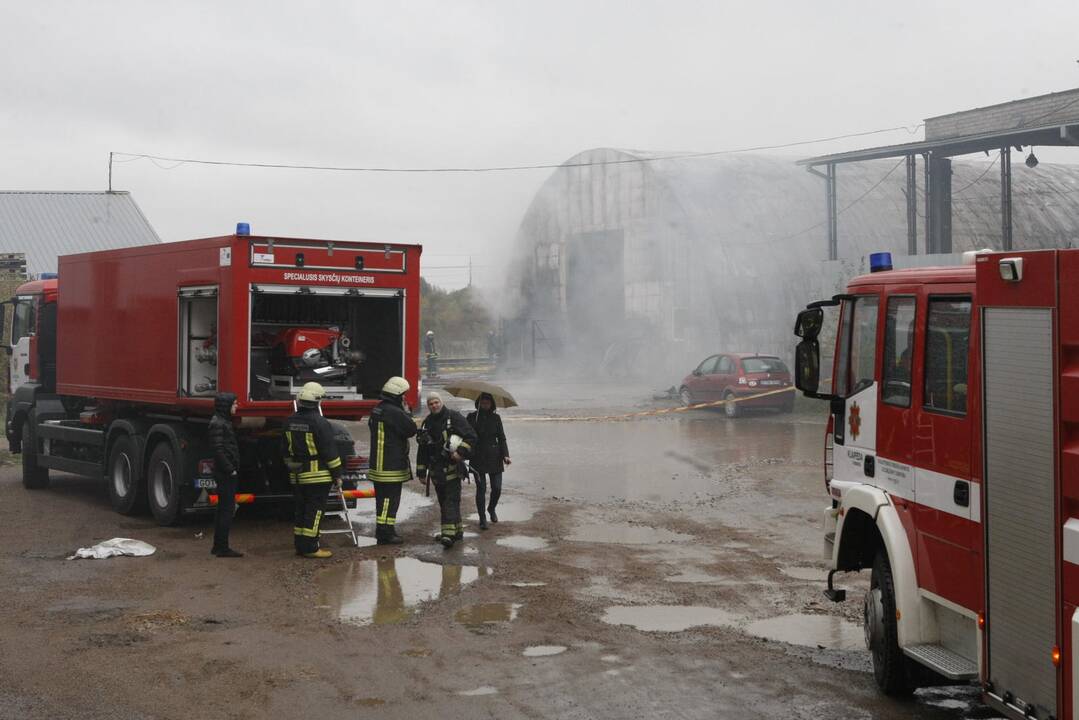 Gaisras prekybos bazės teritorijoje