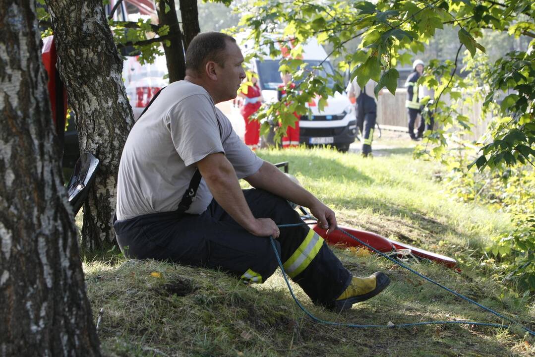 Klaipėdoje nuo tilto į upę nušokusio vyro atgaivinti nepavyko