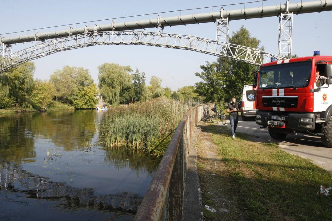 Klaipėdoje nuo tilto į upę nušokusio vyro atgaivinti nepavyko